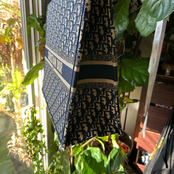 Embroidered tote bag - Picture 4 of 5